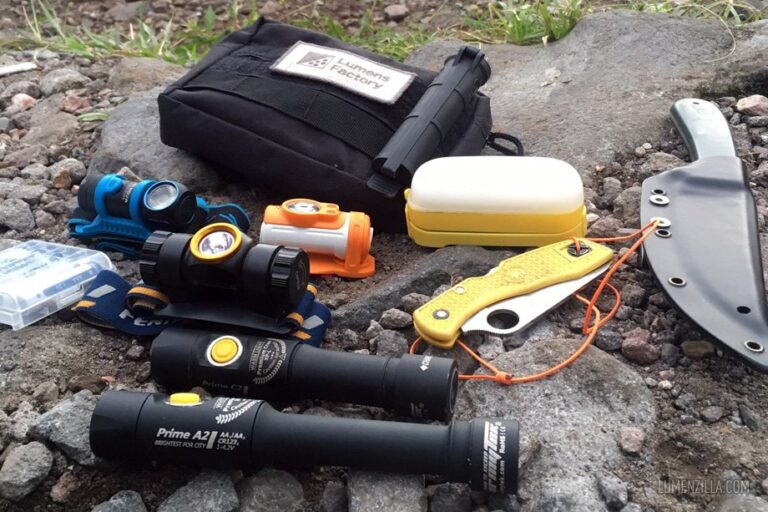 flashlights-on-hiking-trip